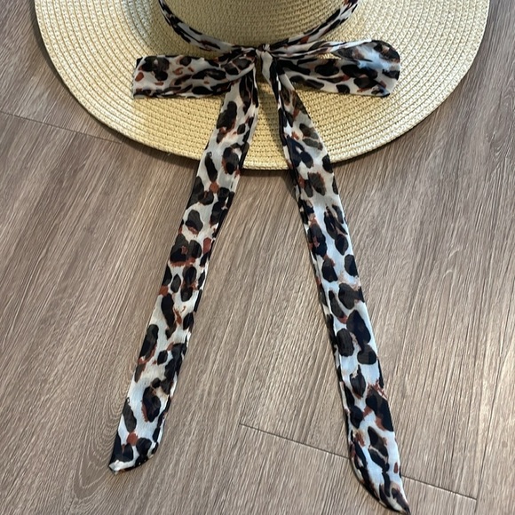 Vince Camuto Women’s Wide Rim Hat Bow Animal Print Scarf Detail - Picture 2 of 12